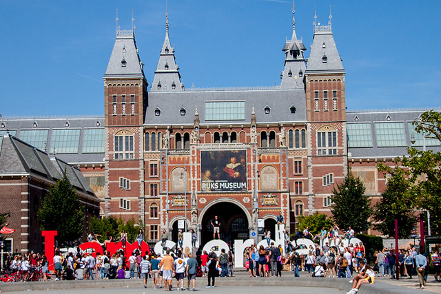 Перед Рейксмюсеум расположен знаменитый I Amsterdam sign