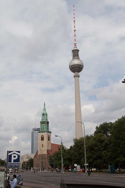 Берлинская телебашня и церковь Святой Марии
