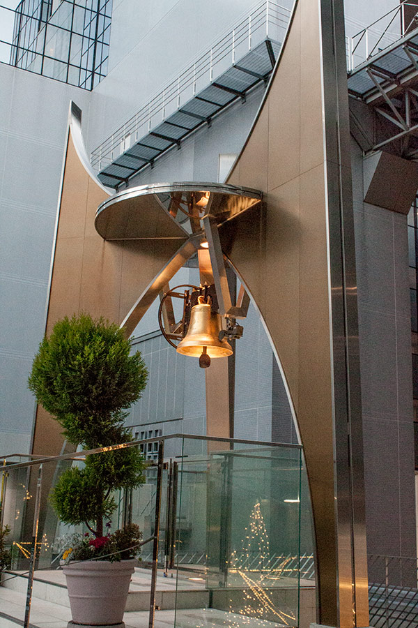 Колокол на Восточной площади на вокзале Киото