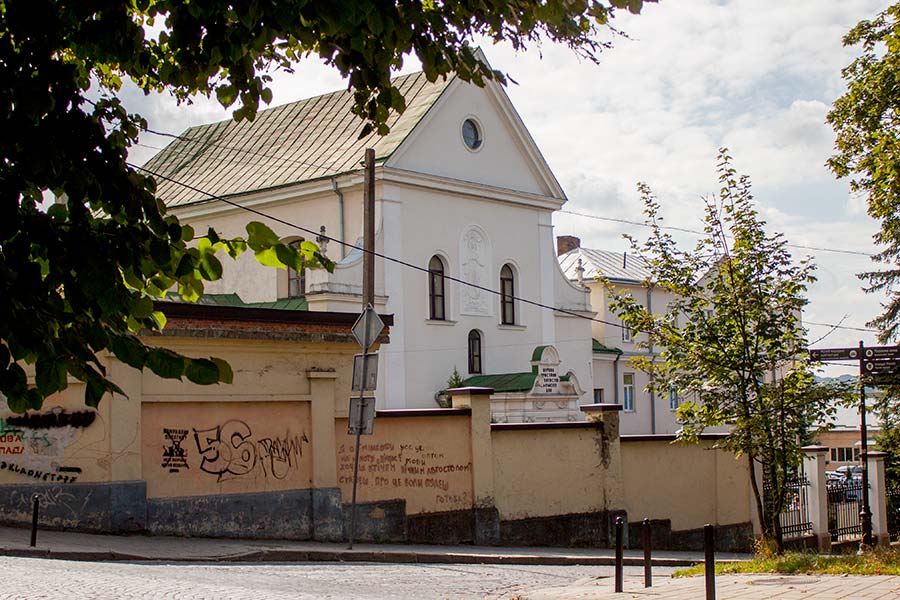 будівля колишнього костелу і монастиря францисканців